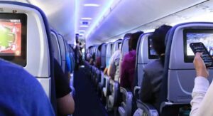Abrió la puerta de emergencia del avión pensando que era la del baño