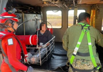 Especialistas rescatan a mujer que sufrió una caída en un cerro de Sonora