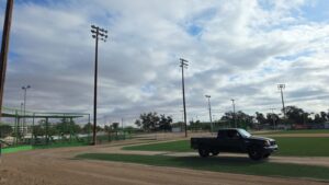 Personal del IMD realizando labores de limpieza y mantenimiento en espacios deportivos de Puerto Peñasco.