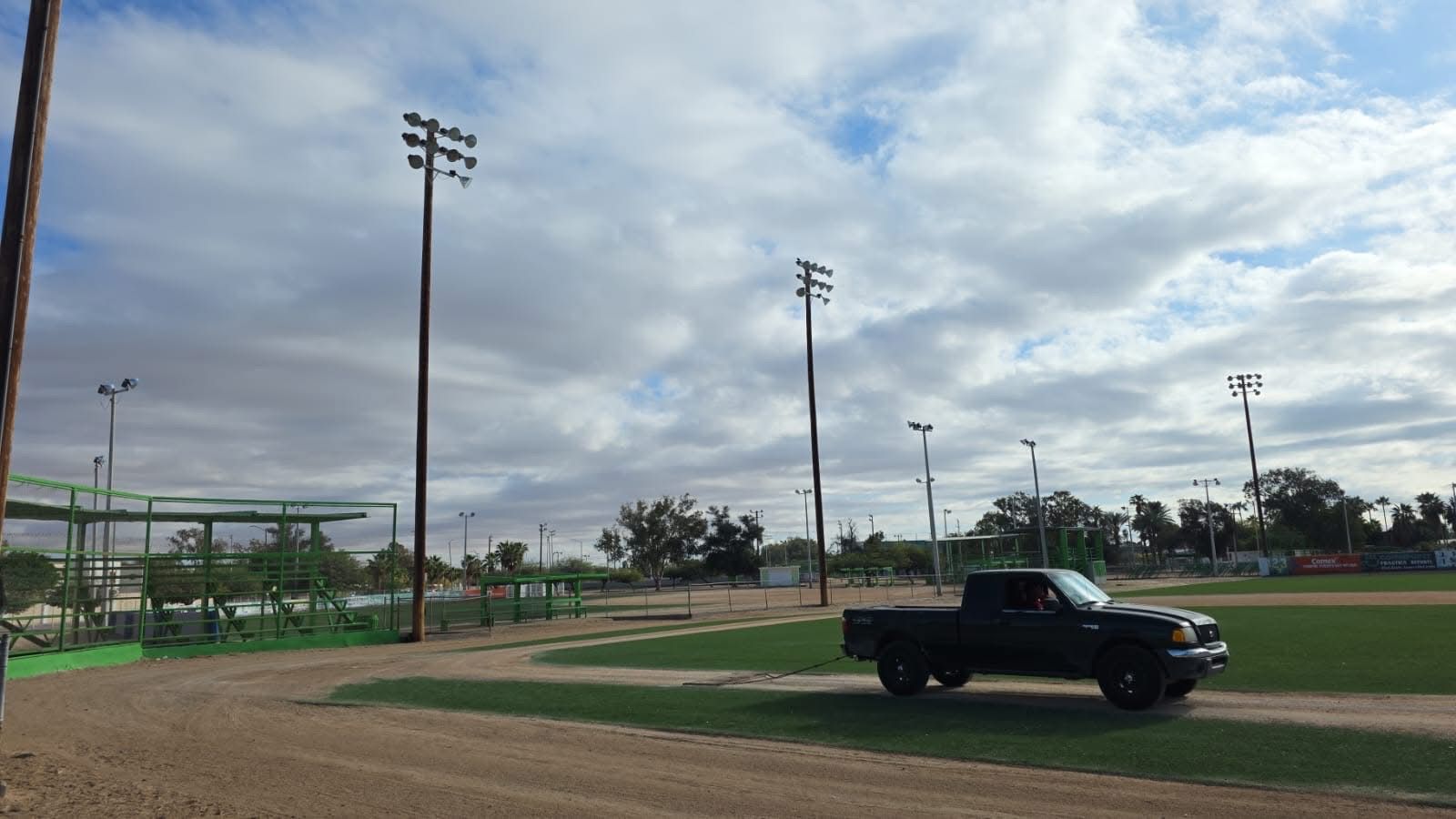 Personal del IMD realizando labores de limpieza y mantenimiento en espacios deportivos de Puerto Peñasco.