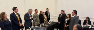 Integrantes de la nueva mesa directiva de la Barra Sonorense de Abogados, Delegación Puerto Peñasco, durante la ceremonia de toma de protesta.