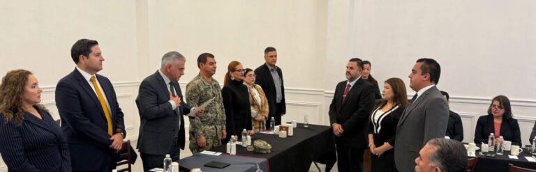 Integrantes de la nueva mesa directiva de la Barra Sonorense de Abogados, Delegación Puerto Peñasco, durante la ceremonia de toma de protesta.