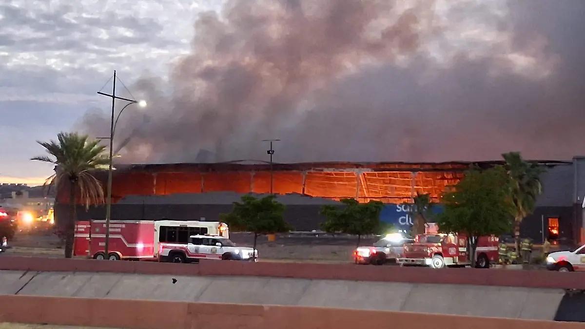 Incendio en Sam’s Club Vado del Río moviliza a 45 bomberos en Hermosillo; no se reportan lesionados