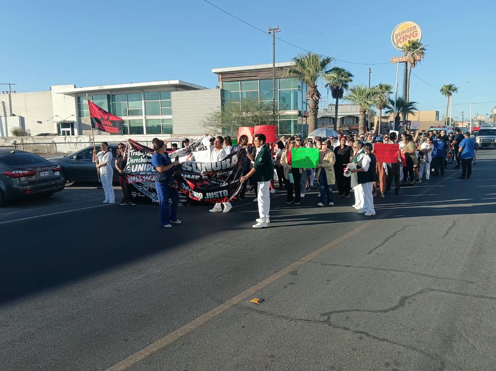 Personal del IMSS realiza protesta en Puerto Peñasco