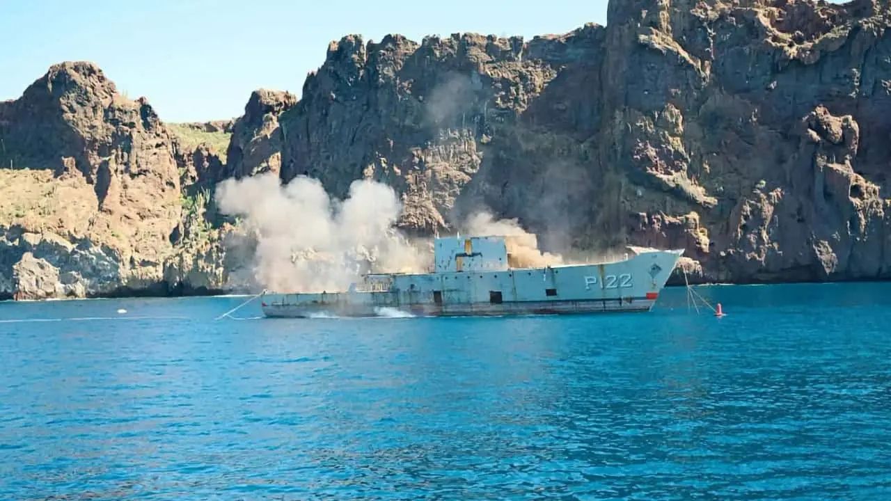 Gobierno de Sonora hunde Ex-Azueta para crear arrecife artificial